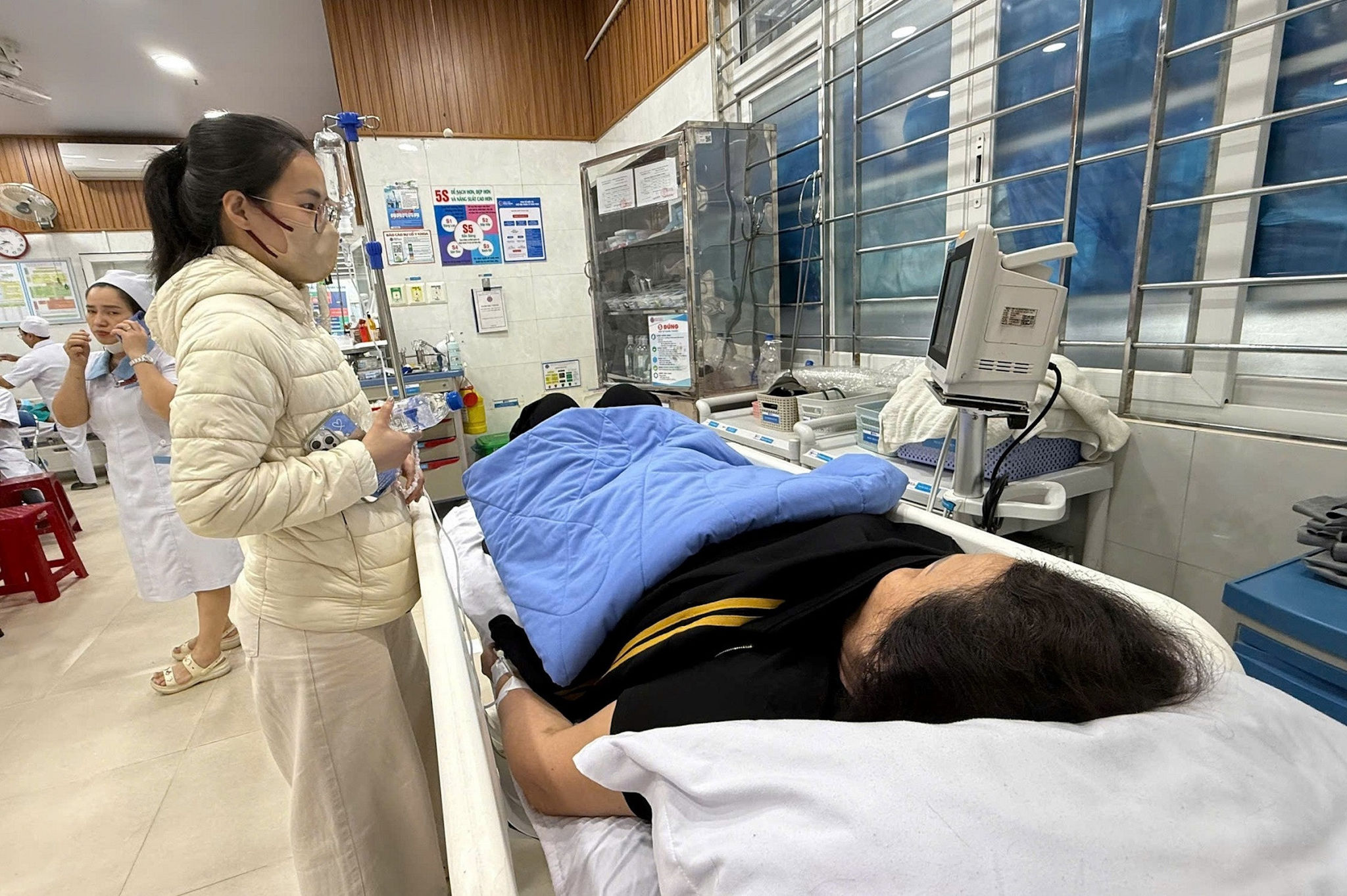 Các bệnh nhân nghi bị ngộ độc sau khi ăn bánh mì được đưa đi cấp cứu ở Bệnh viện Đa khoa Phúc Hưng. (Ảnh: N.X)