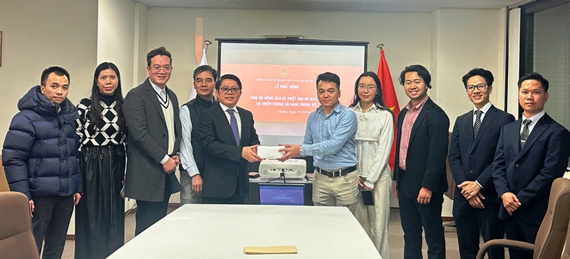 Hơn 300 triệu đồng từ sự vận động của Tổng lãnh sự quán Việt Nam tại Osaka gửi tới đồng bào vùng lũ miền Trung - ảnh 1