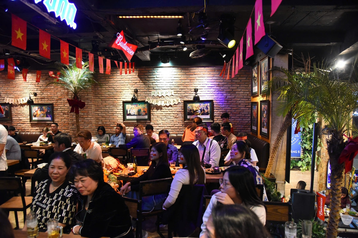 nguoi ham mo co vu cho doi tuyen u22 viet nam khap quan xa ha noi hinh anh 8