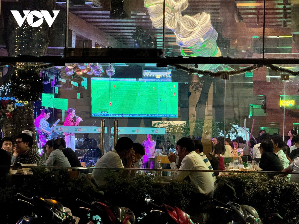nguoi ham mo co vu cho doi tuyen u22 viet nam khap quan xa ha noi hinh anh 2