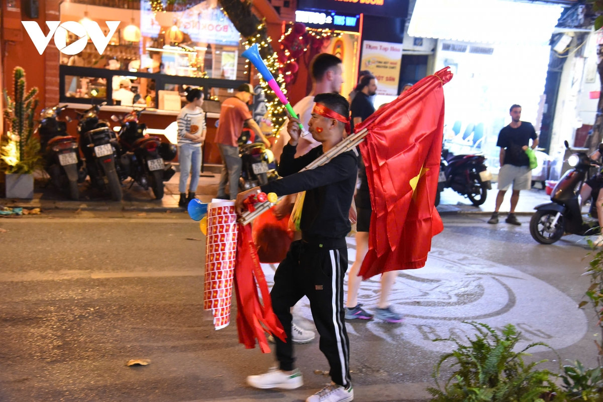 nguoi ham mo co vu cho doi tuyen u22 viet nam khap quan xa ha noi hinh anh 10