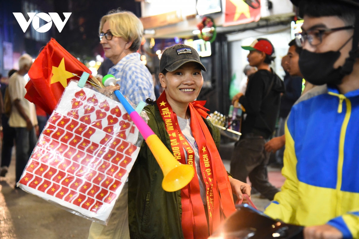 nguoi ham mo co vu cho doi tuyen u22 viet nam khap quan xa ha noi hinh anh 9