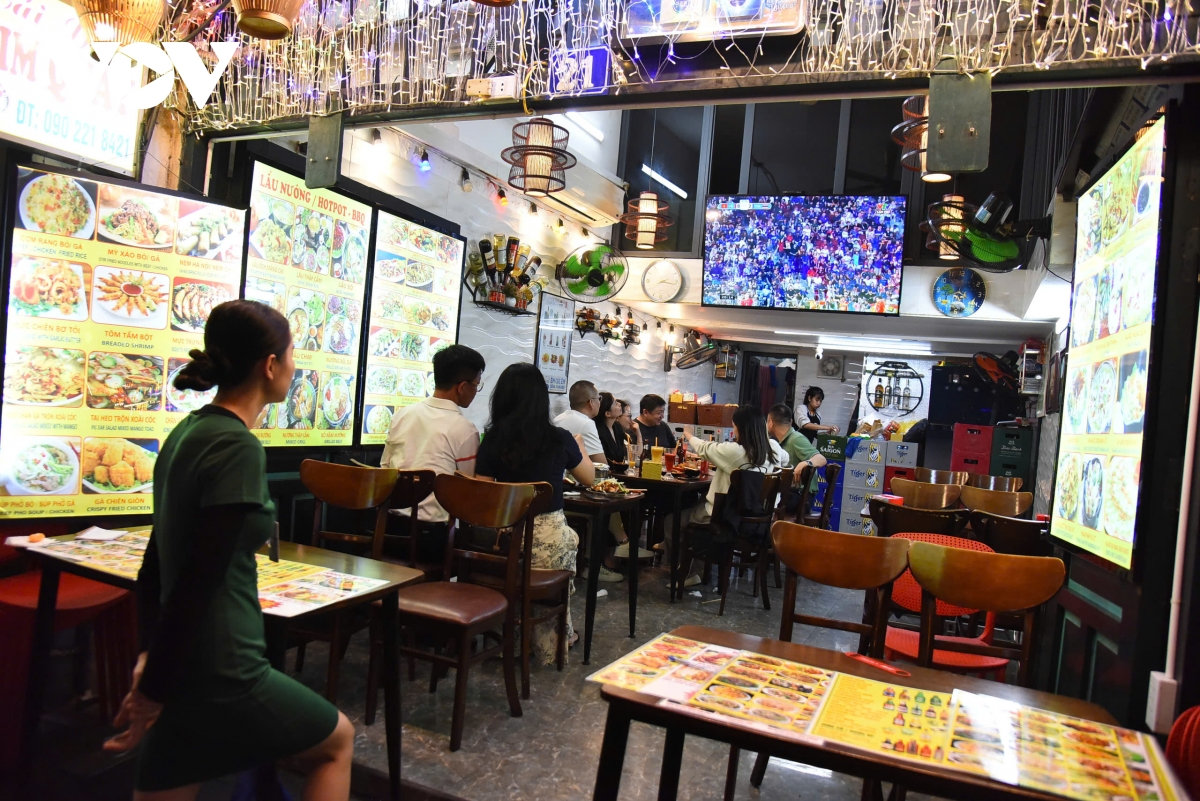 nguoi ham mo co vu cho doi tuyen u22 viet nam khap quan xa ha noi hinh anh 11