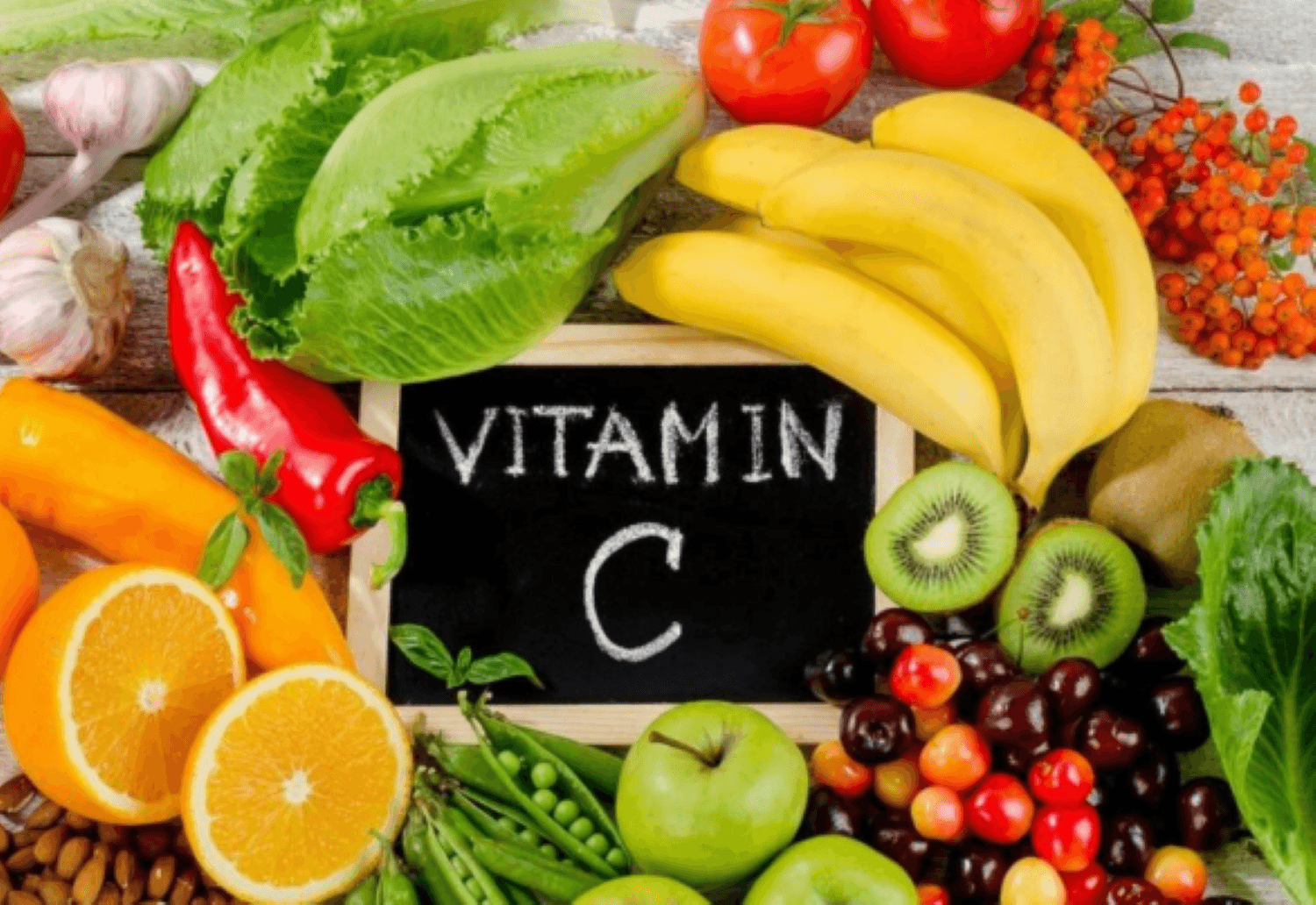 Việc bổ sung các loại trái cây giàu vitamin C vào chế độ ăn hàng ngày là rất cần thiết. (Ảnh: AI)