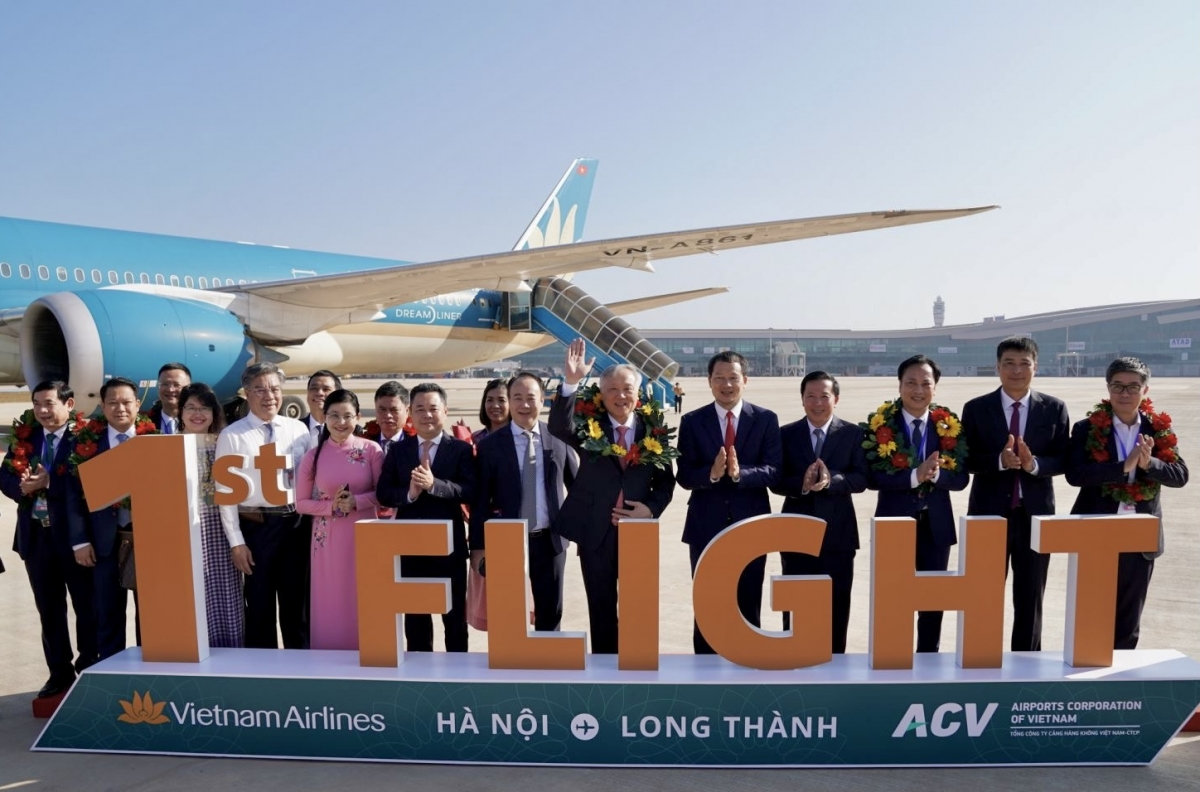 vietnam airlines thuc hien chuyen bay cho khach dau tien tai san bay long thanh hinh anh 3