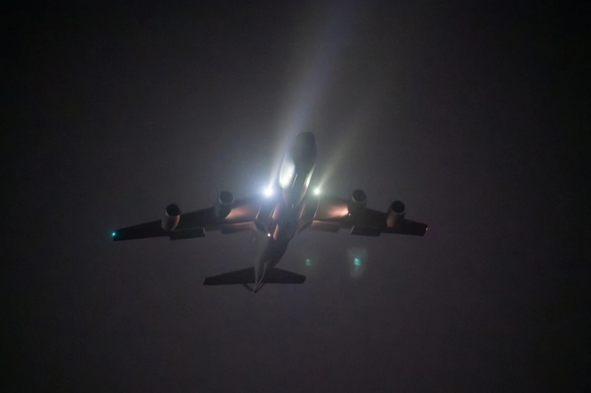 Một máy bay tiếp nhiên liệu KC-135 Stratotanker cất cánh từ một căn cứ trong khu vực trách nhiệm của Bộ Tư lệnh Trung ương Mỹ vào ngày 19/12 để hỗ trợ Chiến dịch không kích Hawkey nhằm vào hàng chục mục tiêu của tổ chức Nhà nước Hồi giáo (IS) ở Syria để trả đũa vụ tấn công nhân viên Mỹ. (Ảnh: Reuters)