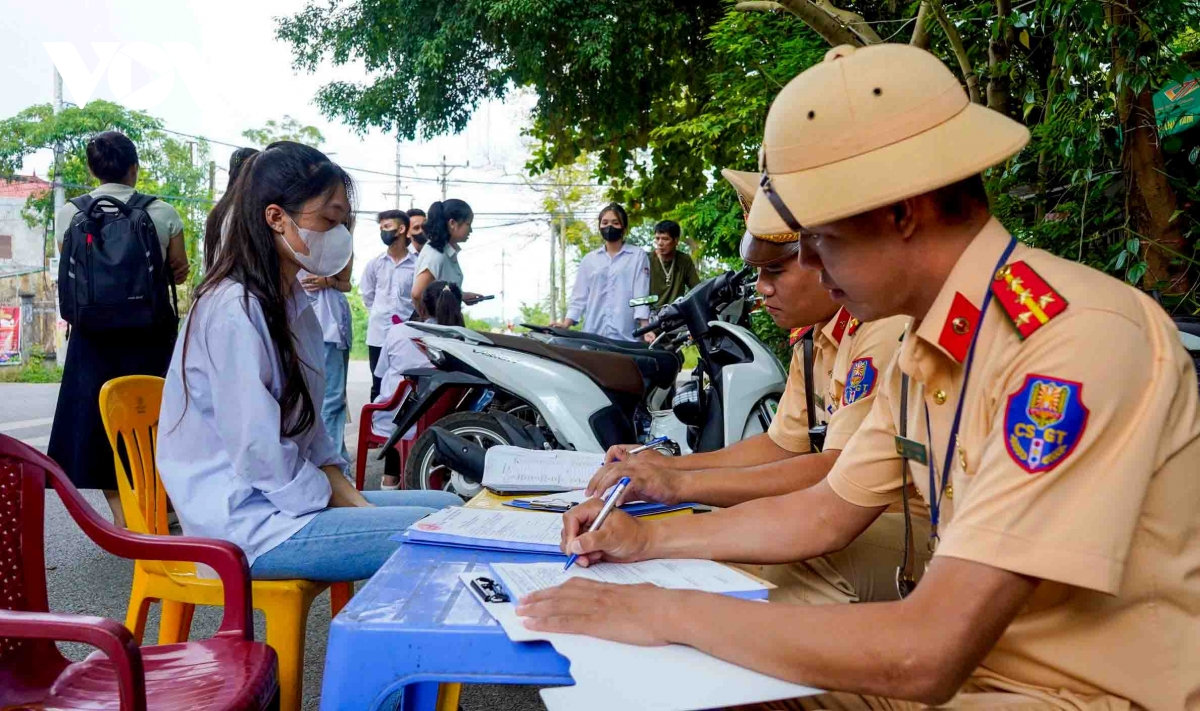 cong an gui danh sach 2.102 hoc sinh vi pham giao thong den so gd Dt ha noi hinh anh 1