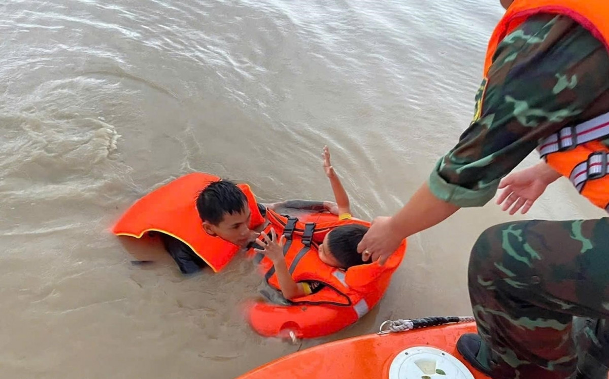 quân đội nhân dân - điểm tựa lòng tin của người dân vùng lũ khánh hòa hình ảnh 1 quan doi nhan dan - diem tua long tin cua nguoi dan vung lu khanh hoa hinh anh 1