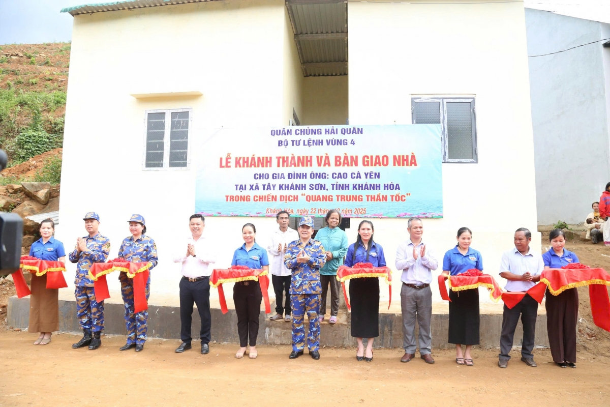 quân đội nhân dân - điểm tựa lòng tin của người dân vùng lũ khánh hòa hình ảnh 5 quan doi nhan dan - diem tua long tin cua nguoi dan vung lu khanh hoa hinh anh 5