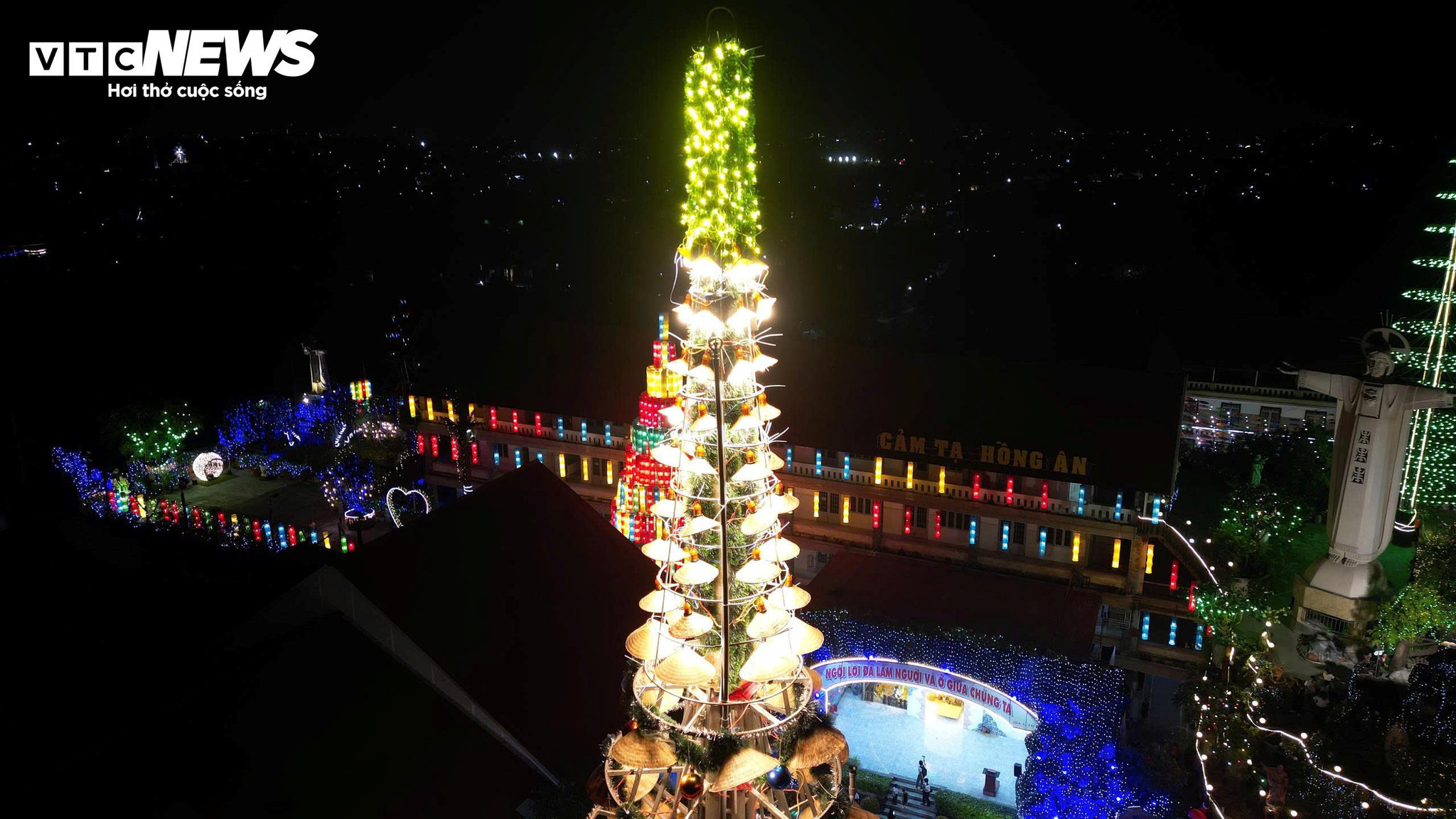 Ngắm cây thông Noel kết từ 3.000 chiếc nón lá ở Đồng Nai - 14