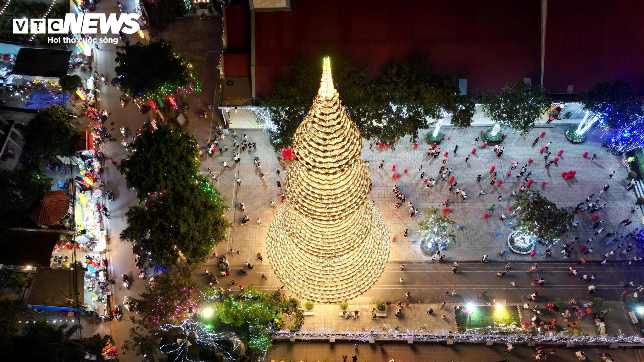 Ngắm cây thông Noel kết từ 3.000 chiếc nón lá ở Đồng Nai - 15