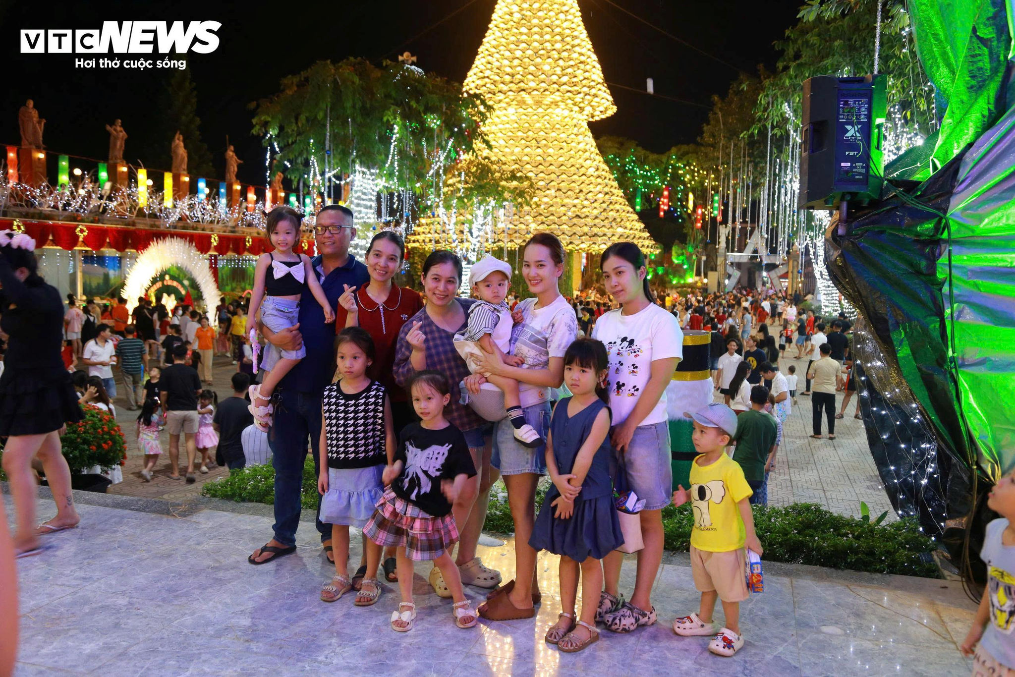 Ngắm cây thông Noel kết từ 3.000 chiếc nón lá ở Đồng Nai - 10