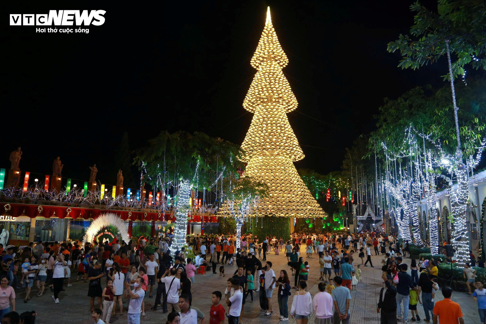 Ngắm cây thông Noel kết từ 3.000 chiếc nón lá ở Đồng Nai - 1