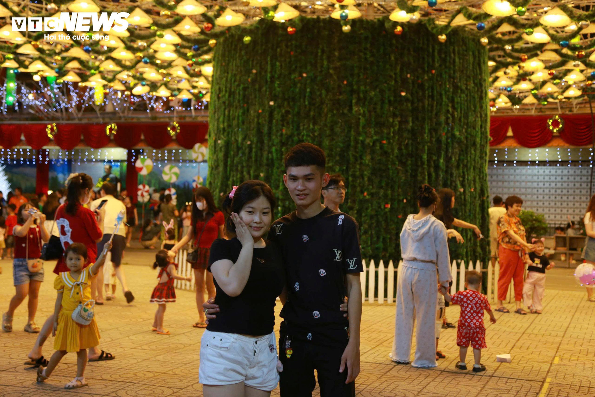 Ngắm cây thông Noel kết từ 3.000 chiếc nón lá ở Đồng Nai - 7
