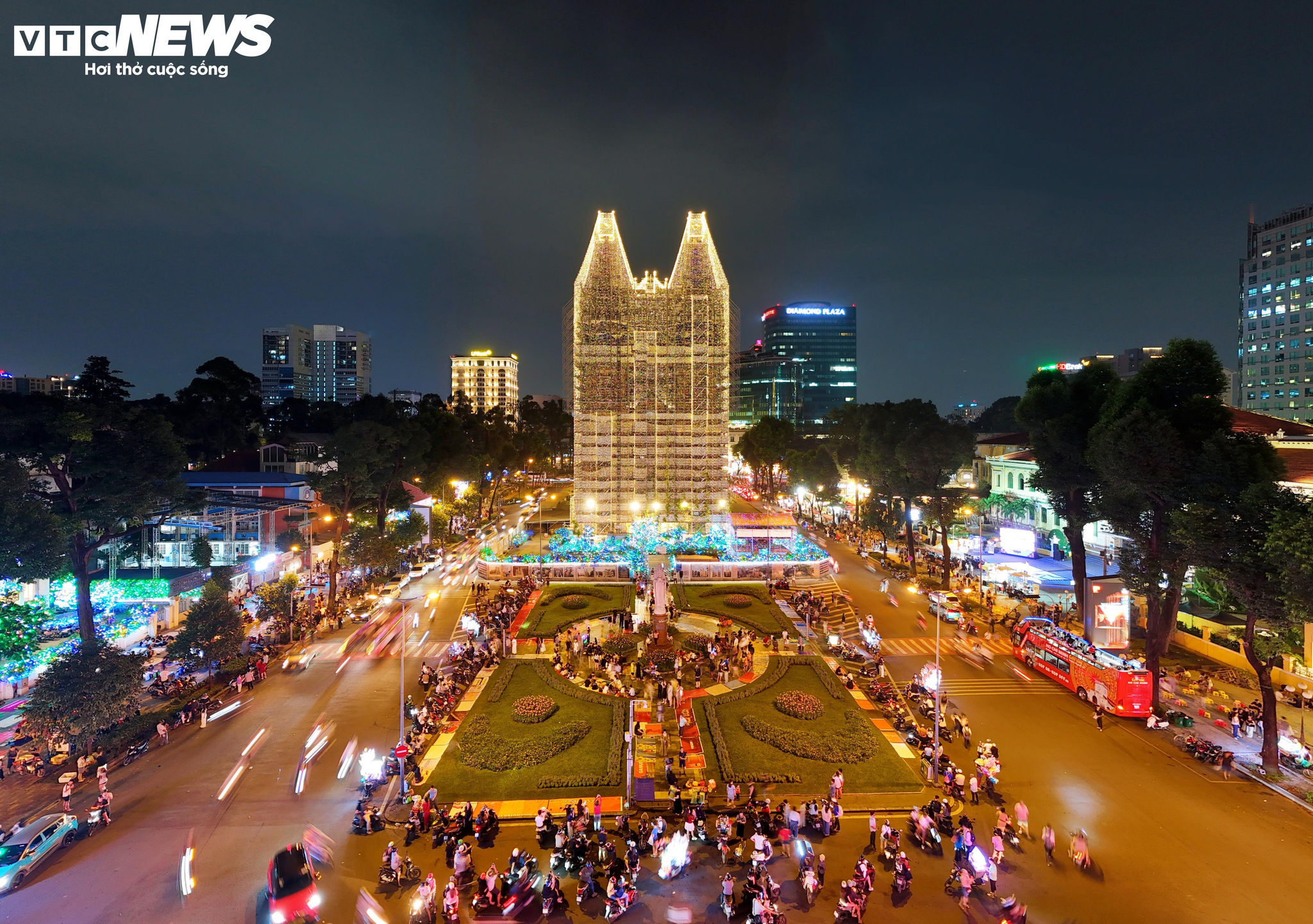 Chen chân check-in nhà thờ Đức Bà gần 150 tuổi đêm Giáng sinh - 10