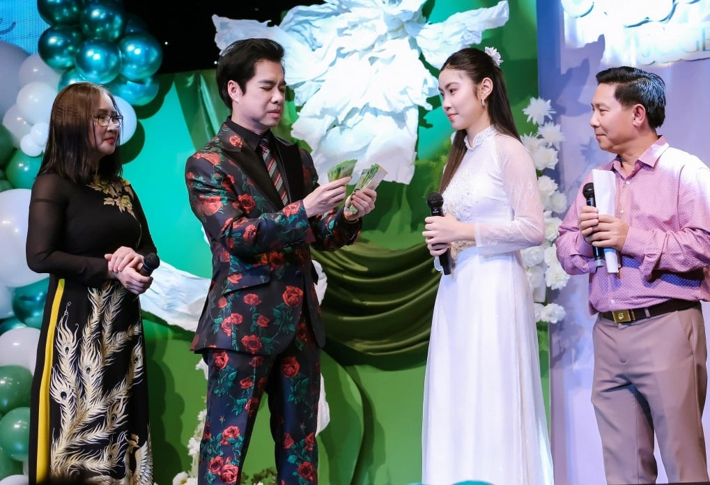 sao viet 25 12 gia dinh ha anh huong khong khi giang sinh o london hinh anh 3