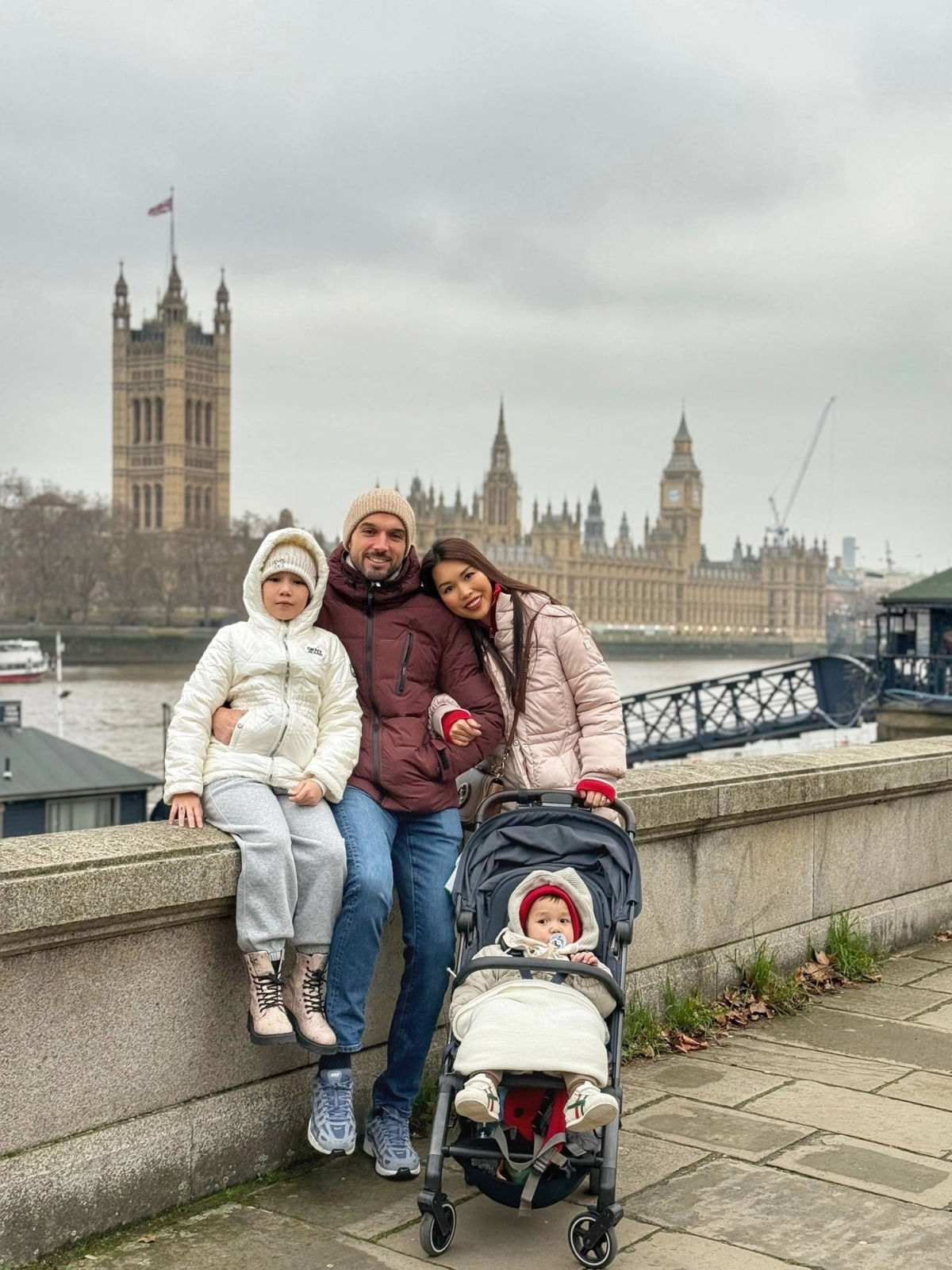 sao viet 25 12 gia dinh ha anh huong khong khi giang sinh o london hinh anh 1