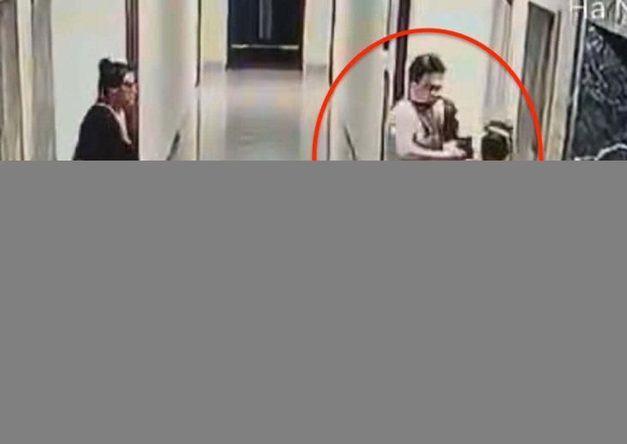 Người phụ nữ bị Thành hành hung tại sảnh chung cư. (Ảnh cắt từ clip)