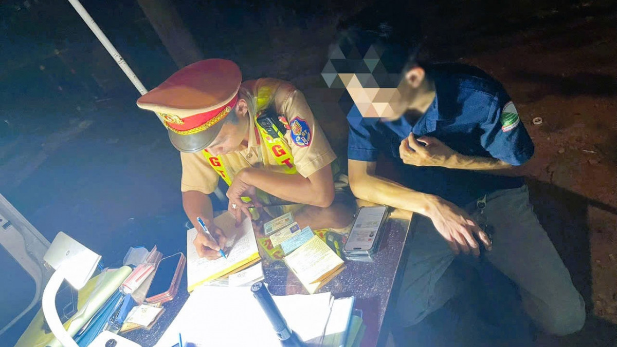khong cho benh nhan van bat den uu tien, hai tai xe xe cuu thuong bi tuyt coi hinh anh 1