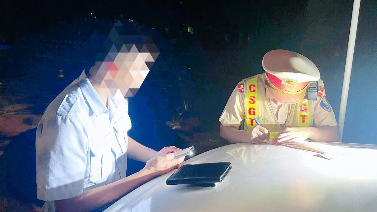 khong cho benh nhan van bat den uu tien, hai tai xe xe cuu thuong bi tuyt coi hinh anh 2