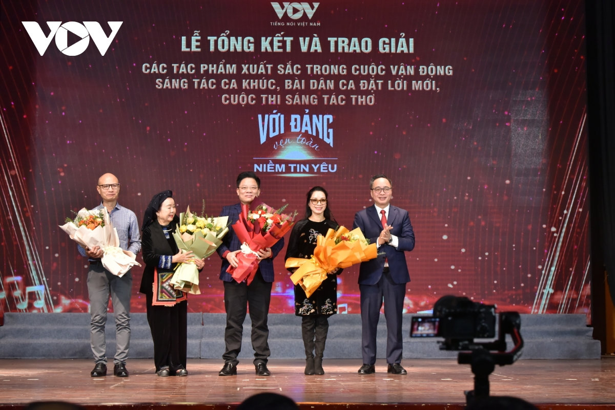 40 tac pham doat giai cuoc van dong sang tac voi Dang ven toan niem tin yeu hinh anh 4