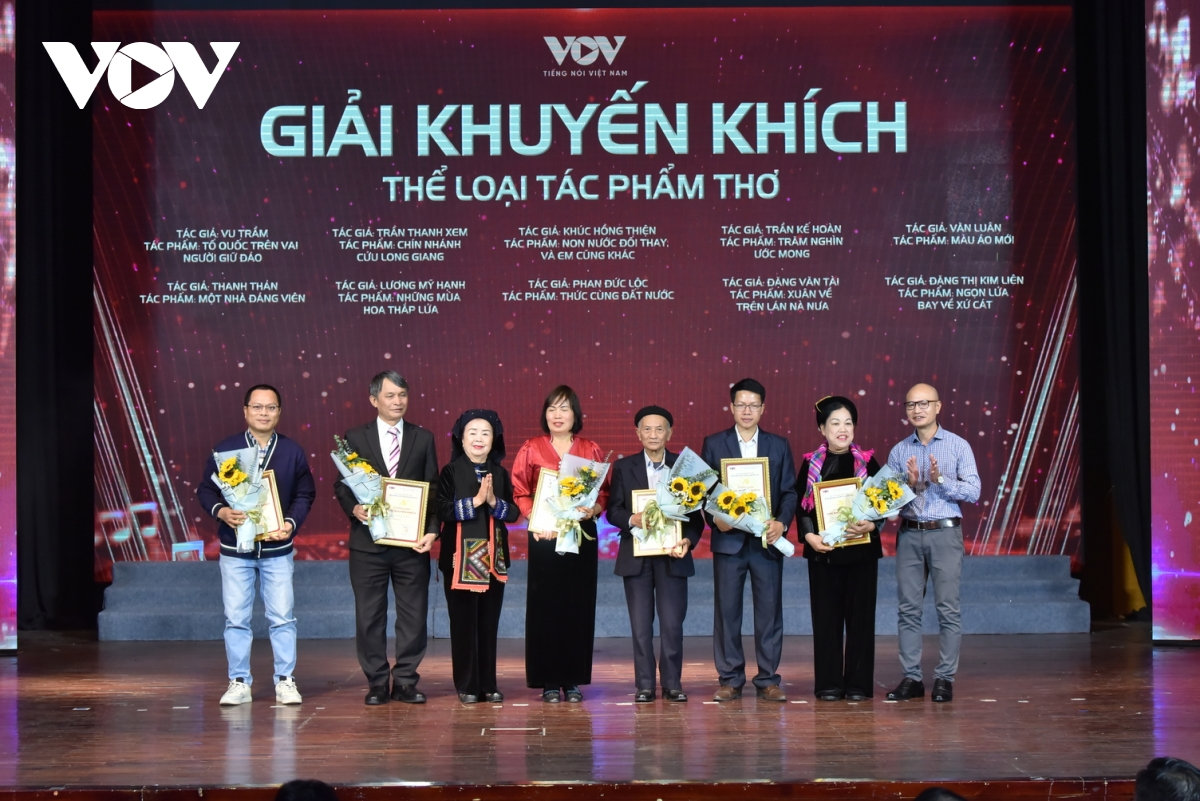 40 tac pham doat giai cuoc van dong sang tac voi Dang ven toan niem tin yeu hinh anh 9