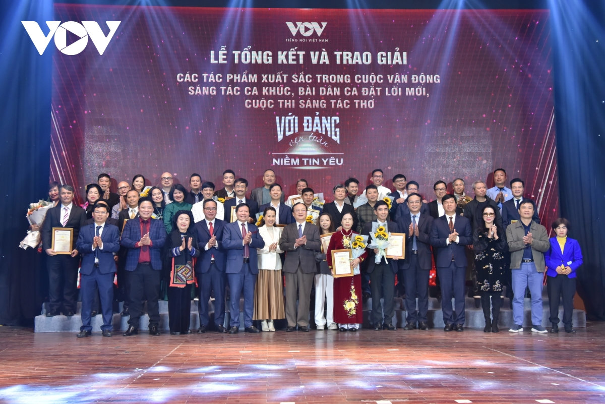 40 tac pham doat giai cuoc van dong sang tac voi Dang ven toan niem tin yeu hinh anh 14