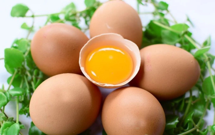 Trứng gà là thực phẩm quen thuộc trong bữa ăn của người Việt.