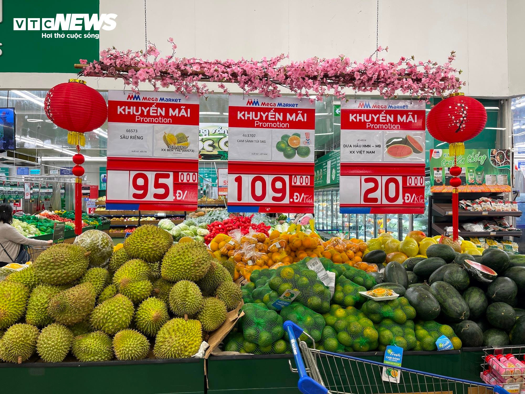 Năm nay, hàng Việt Nam chiếm ưu thế trên thị trường Tết. Những đặc sản vùng miền, sản phẩm OCOP như: trà Shan tuyết, cà phê Buôn Ma Thuột hay nông sản sạch từ các hợp tác xã được ưu tiên trưng bày, chiếm tới 90-95% trong những giỏ quà.