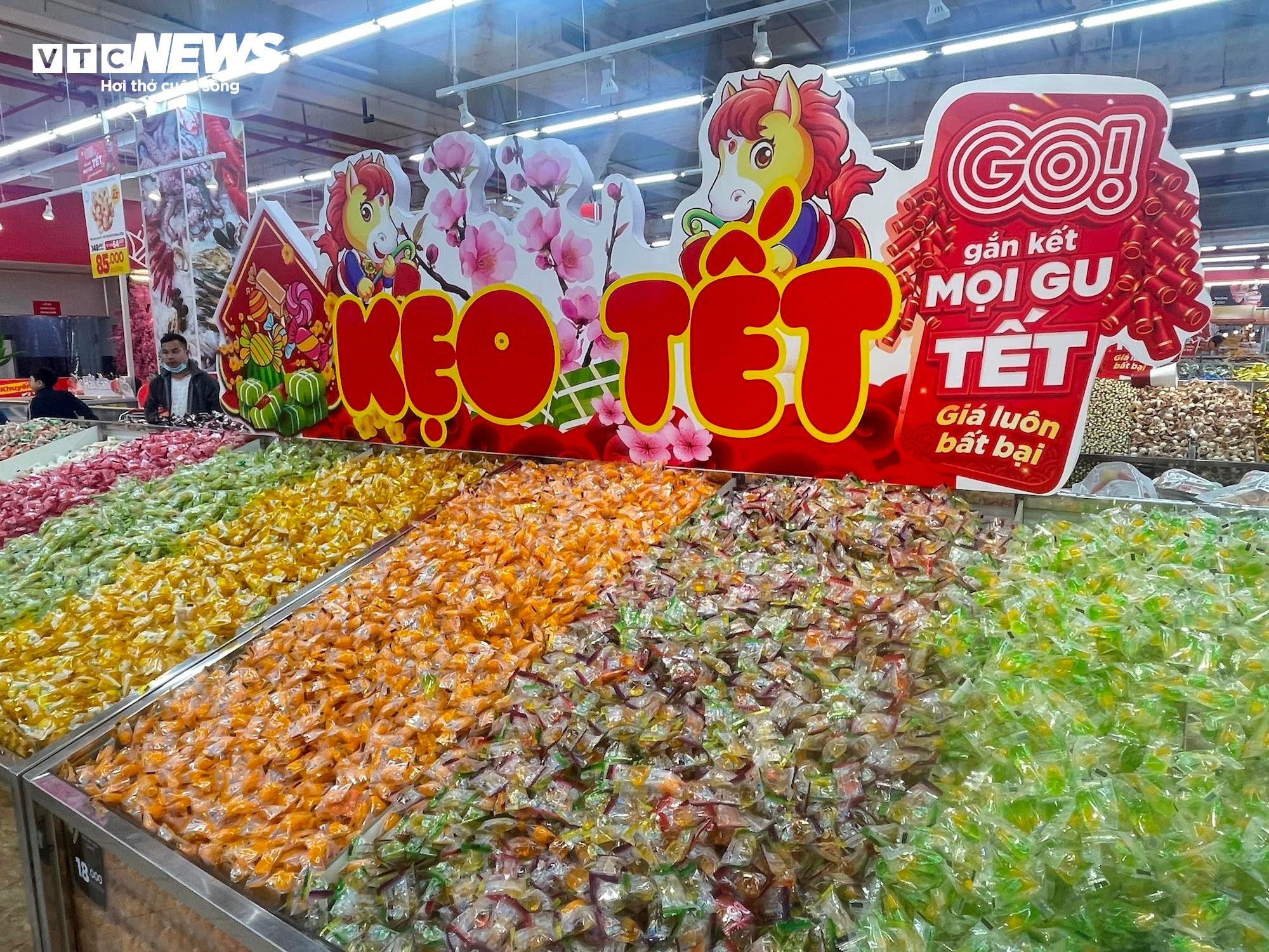 Nếu không muốn chờ đến cận Tết mới dồn dập, chen chúc mua sắm thì người dân Hà Nội đã có thể chọn bánh mứt kẹo, đồ khô, gia vị, nước giải khát, giỏ quà và thậm chí cả thực phẩm tươi sống ngay từ giữa tháng 11 âm lịch.