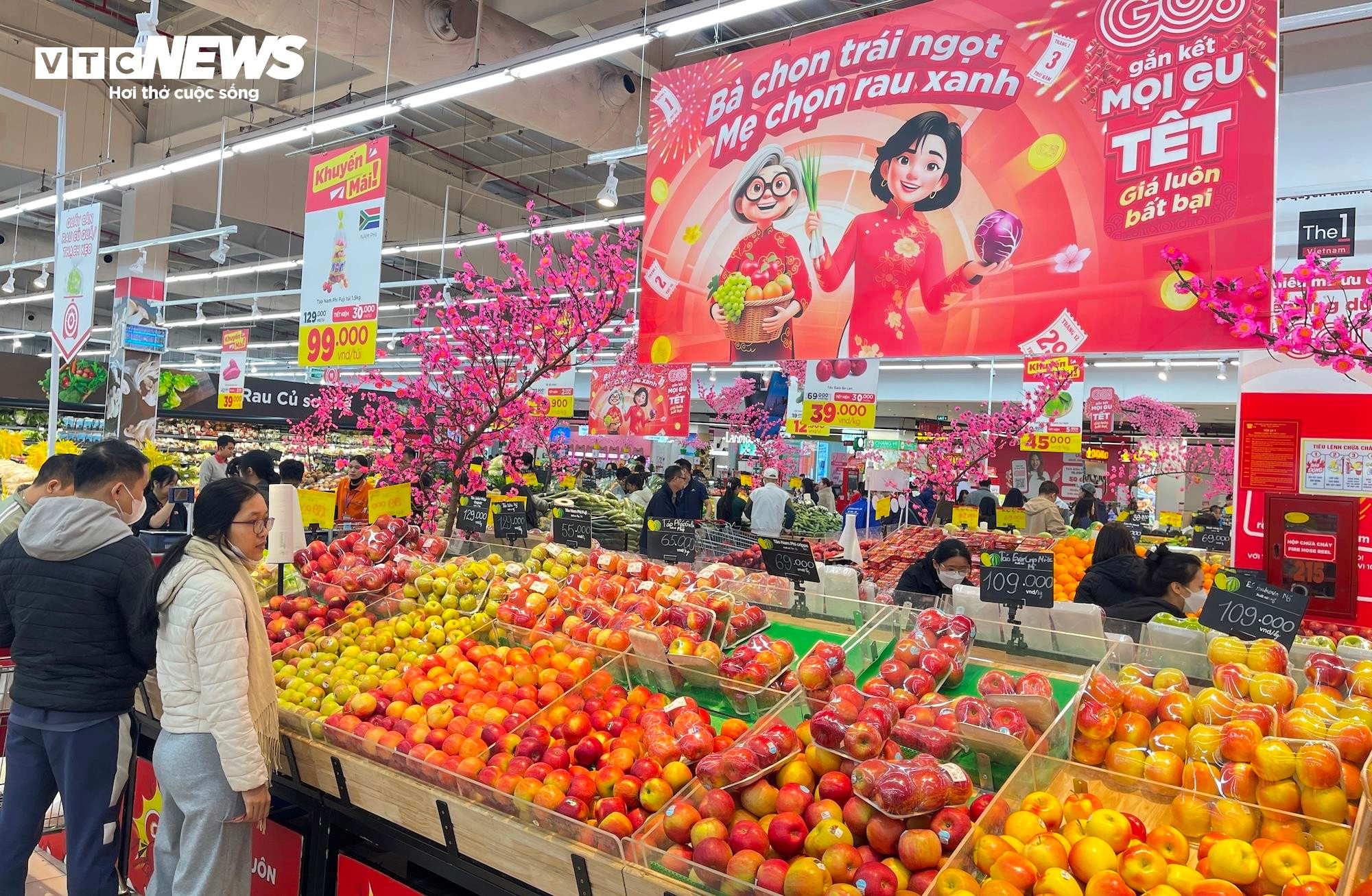 Nhu cầu mua sắm của người dân cũng thay đổi rõ rệt. Thay vì chen chúc những ngày giáp Tết, nhiều gia đình ở Hà Nội đã chọn đi siêu thị từ sớm. 