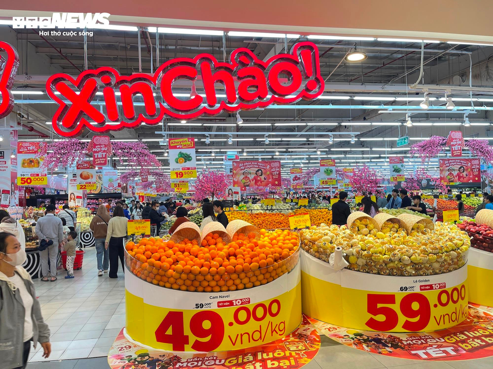 Đại diện nhiều chuỗi siêu thị lớn cho biết đã có kế hoạch bán hàng Tết từ quý IV/2025, tập trung vào nhóm bánh mứt kẹo, đồ khô và đồ uống để đảm bảo nguồn cung ổn định, tránh tình trạng khan hàng, tăng giá đột biến sát Tết. Một số nơi còn tung chương trình khuyến mại nhằm thu hút khách.