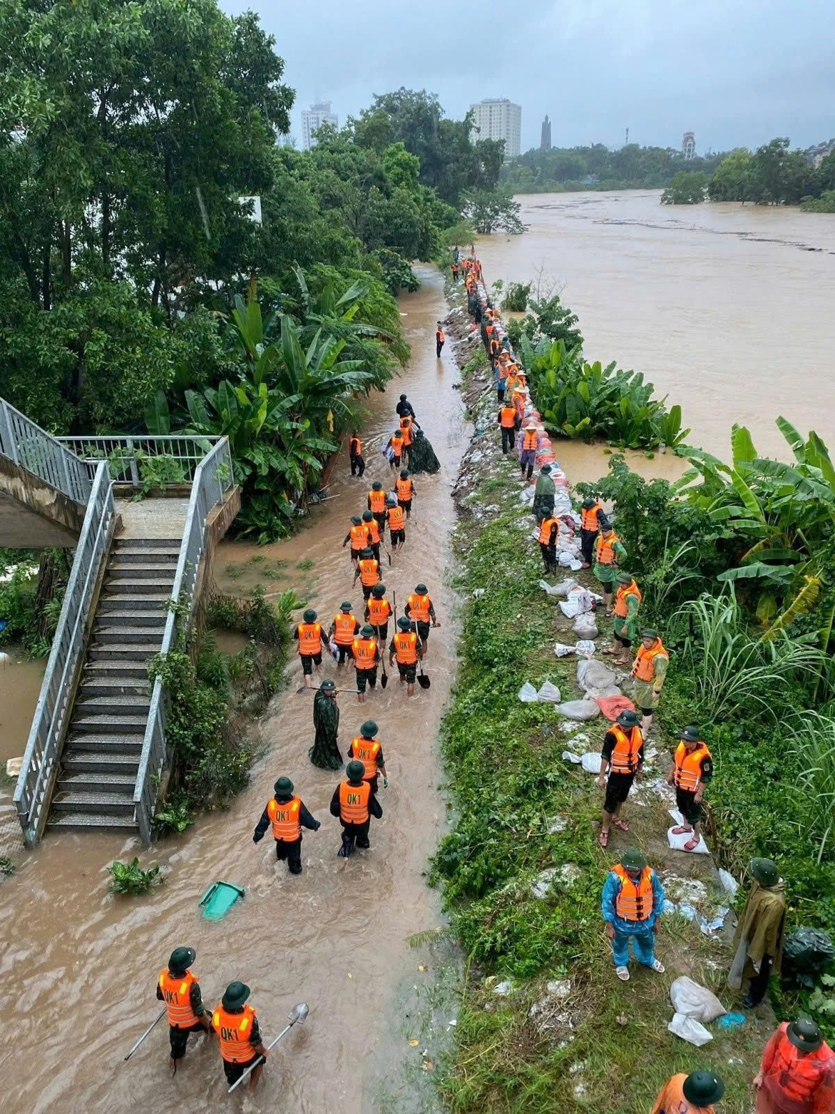 hinh anh an tuong nguoi linh trong long nguoi dan vung lu nam 2025 hinh anh 4