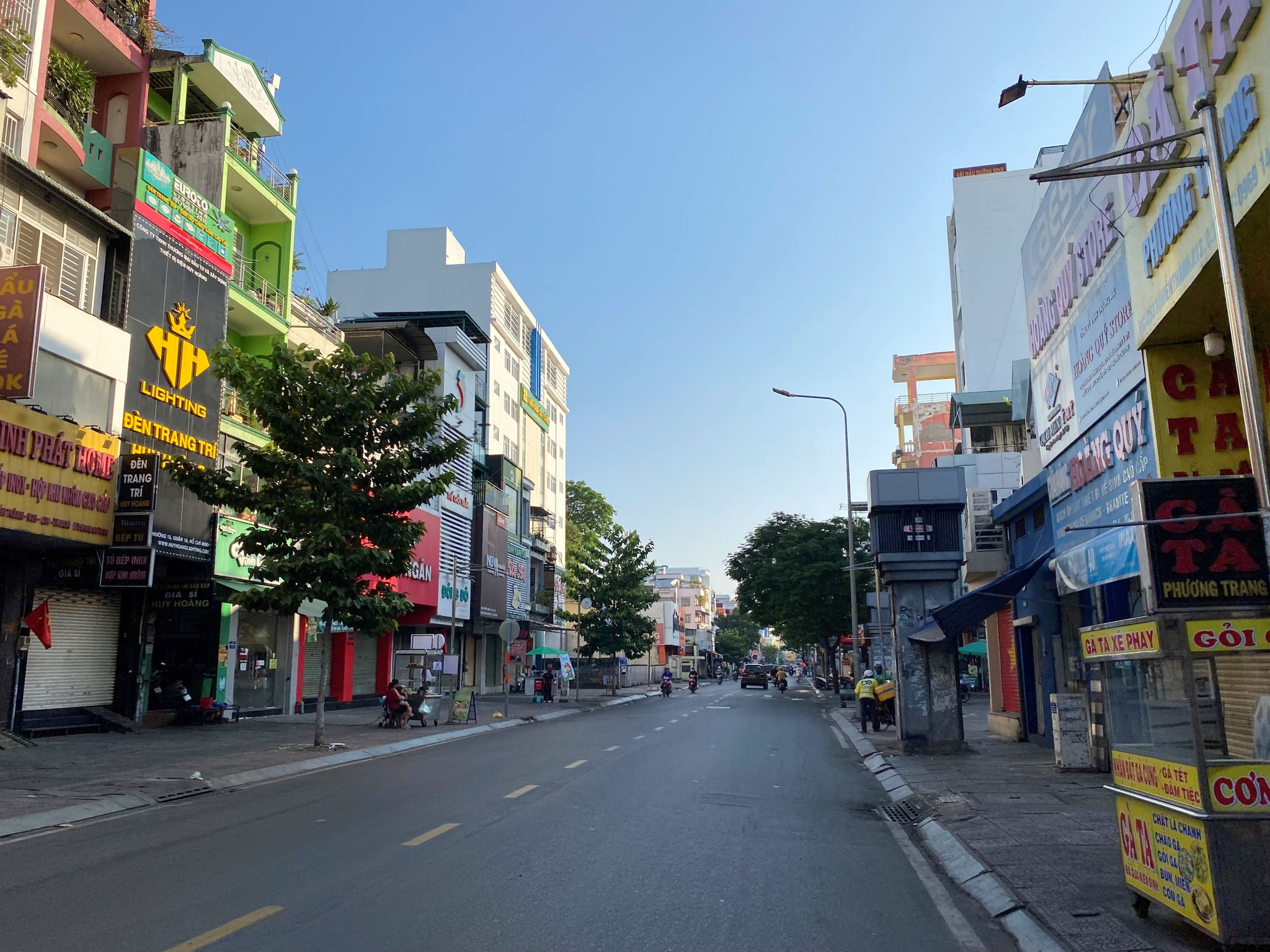 Đường Tô Hiến Thành cũng vắng người qua lại. (Ảnh: Đại Việt)