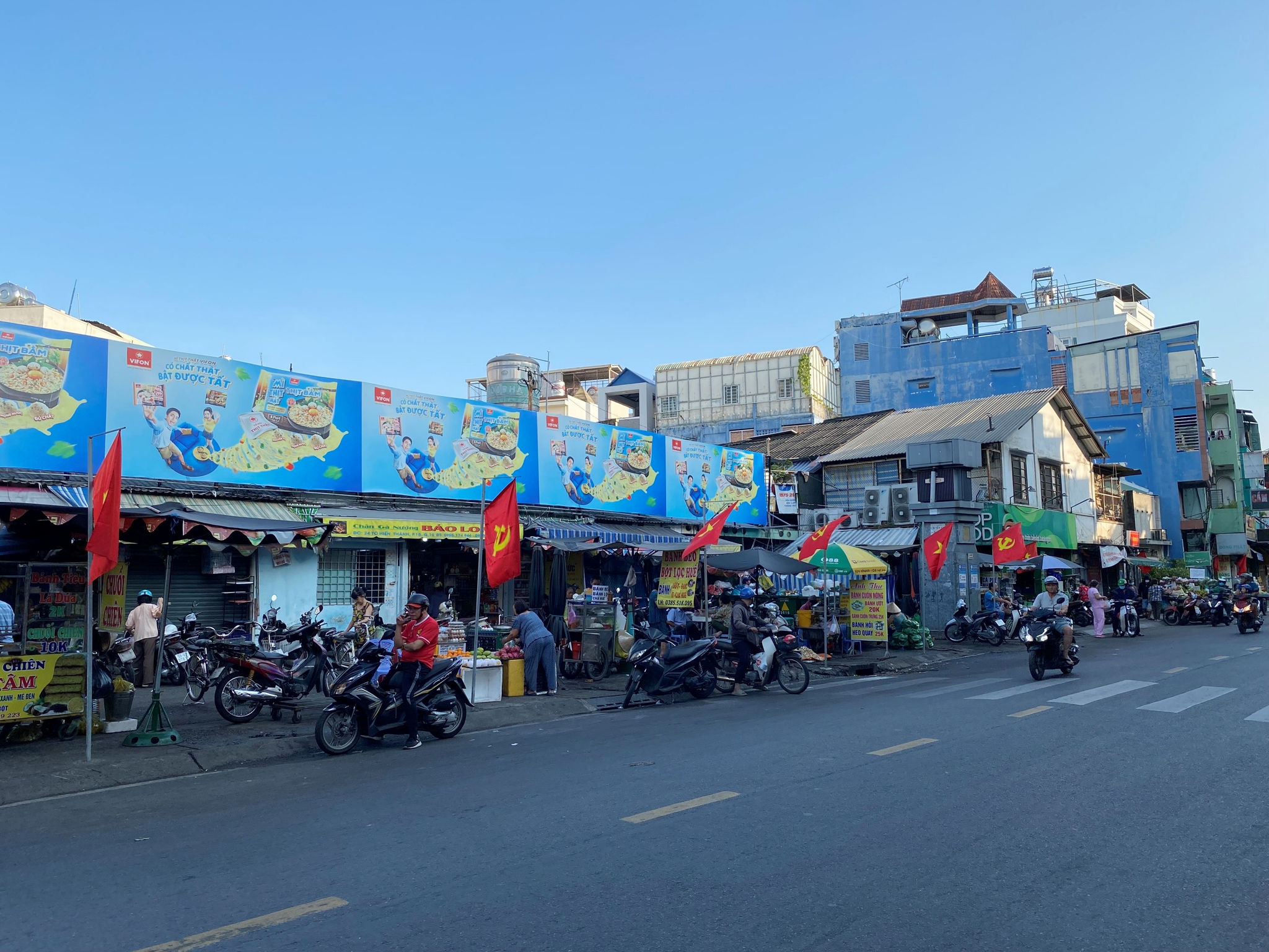 Khu vực chợ Hòa Hưng cũng không còn tấp nập mua bán như ngày thường, thay vào đó là khung cảnh rất đỗi bình yên. (Ảnh: Đại Việt)