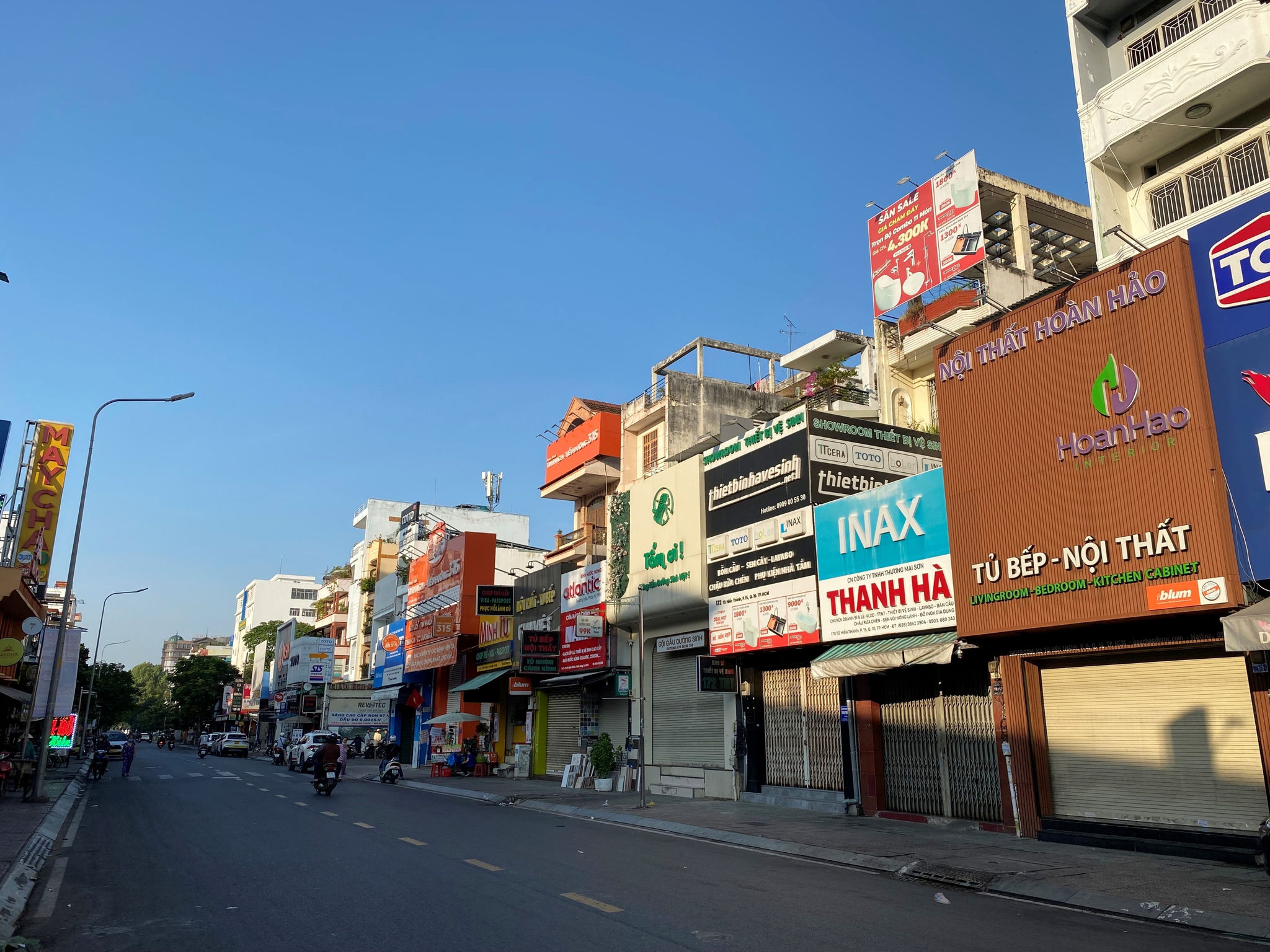 Nhiều điểm kinh doanh nghỉ Tết dương lịch cũng khiến đường phố vắng vẻ hơn. (Ảnh: Đại Việt