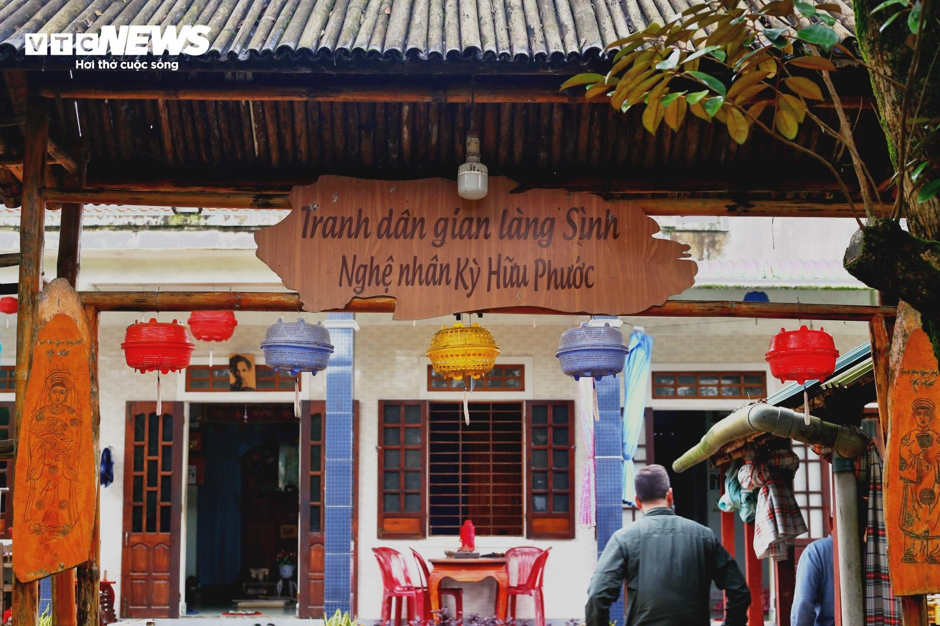Khách tây thích thú khám phá làng tranh cổ trăm tuổi độc nhất Cố đô Huế - 1