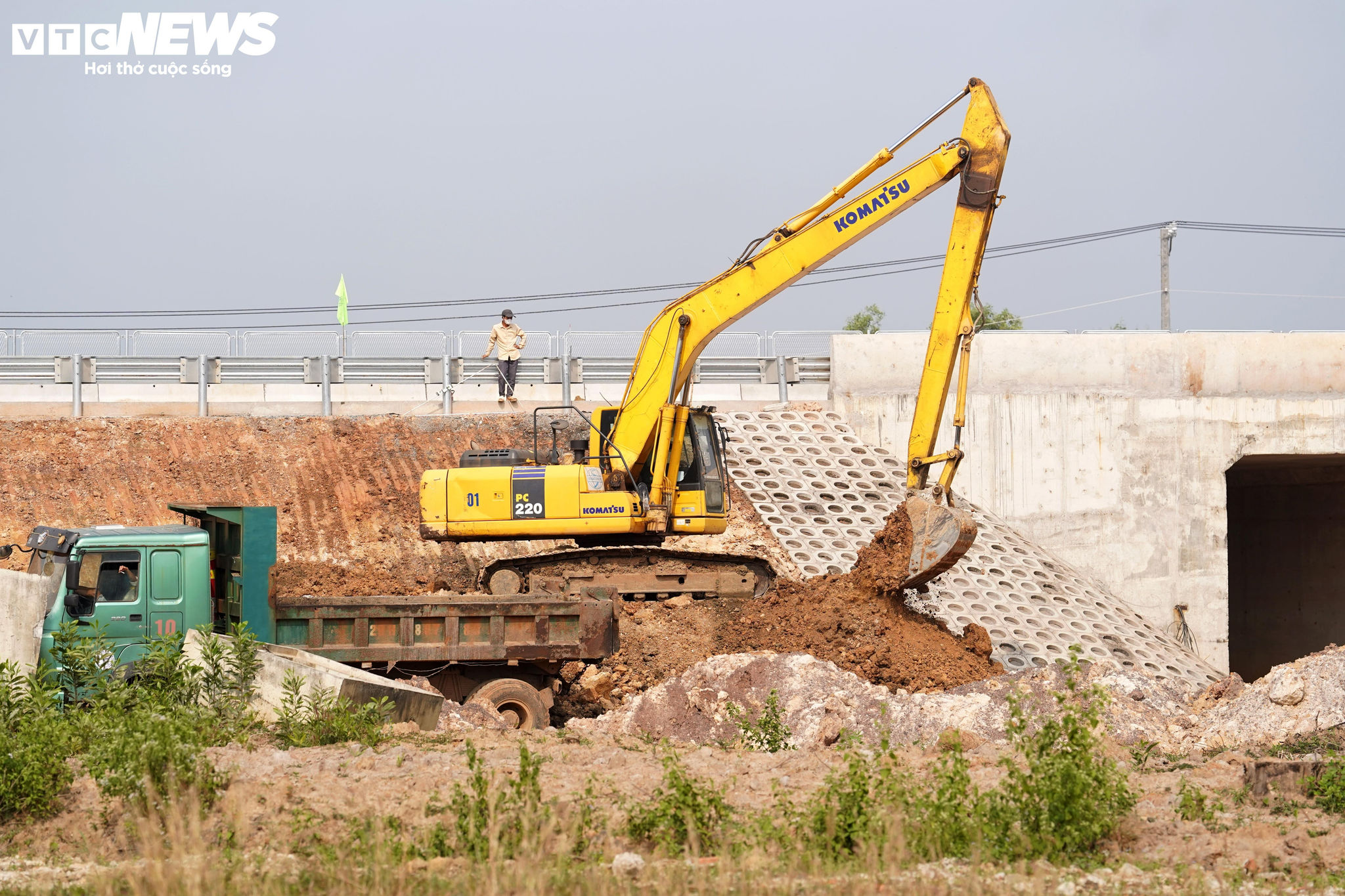 Tấp nập thi công xuyên lễ trên công trình trọng điểm ở Đồng Nai - 1