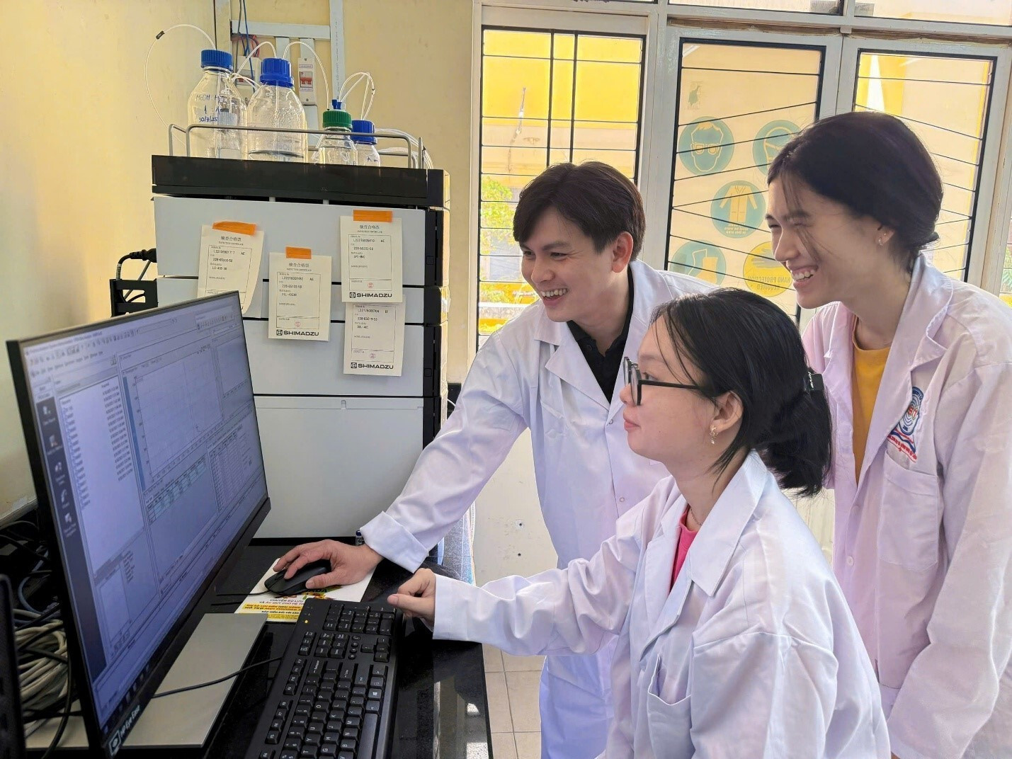 TS Mai Ngọc Xuân Đạt trao đổi kết quả thí nghiệm với sinh viên.