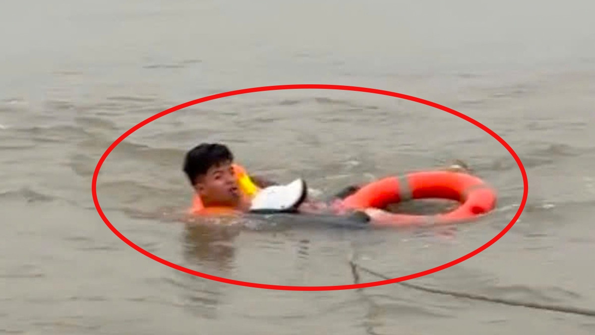 cứu thành công một người đàn ông nhảy cầu vĩnh tuy giữa mùa đông buốt giá hình ảnh 1 cuu thanh cong mot nguoi dan ong nhay cau vinh tuy giua mua dong buot gia hinh anh 1