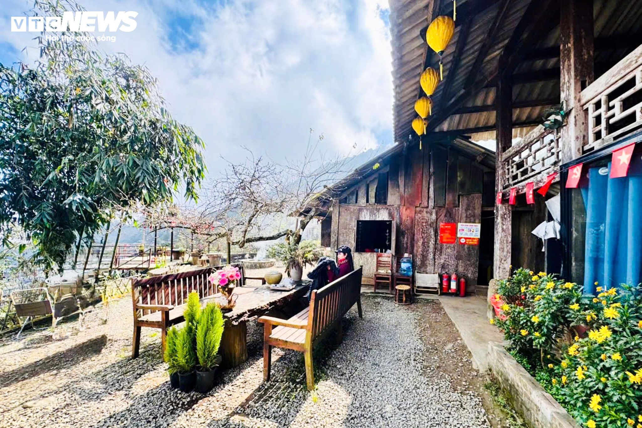 Mái nhà 'gây sốt' ở Tà Xùa, hút du khách check-in giữa mây trắng bồng bềnh - 2