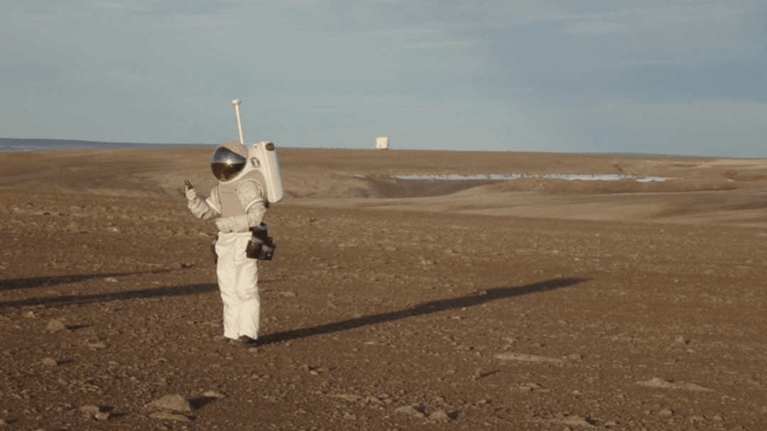 Bác sĩ phẫu thuật chuyến bay của NASA, Jeffrey Jones, thử nghiệm bộ đồ thám hiểm sao Hỏa trên đảo Devon. (Ảnh: History)