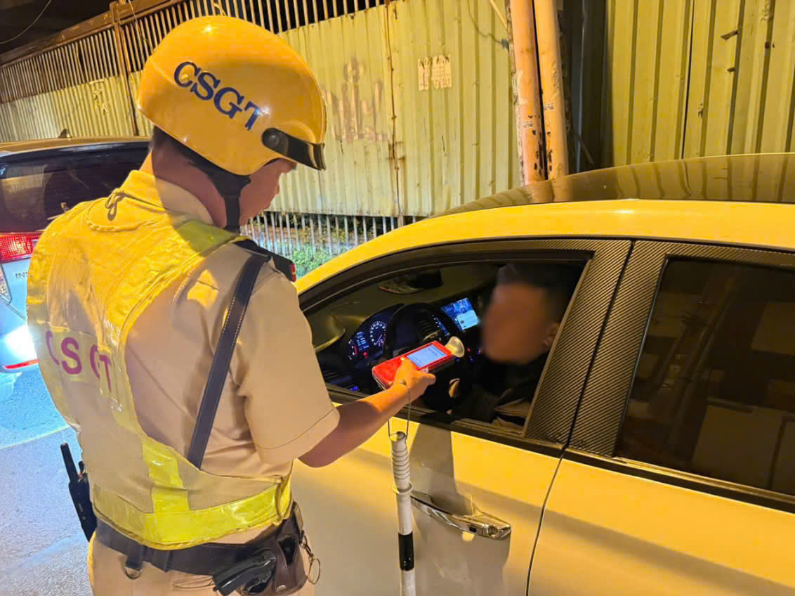 Lực lượng CSGT liên tục kiểm tra, kiểm soát trong kỳ nghỉ Tết dương lịch. (Ảnh: Lương Ý)