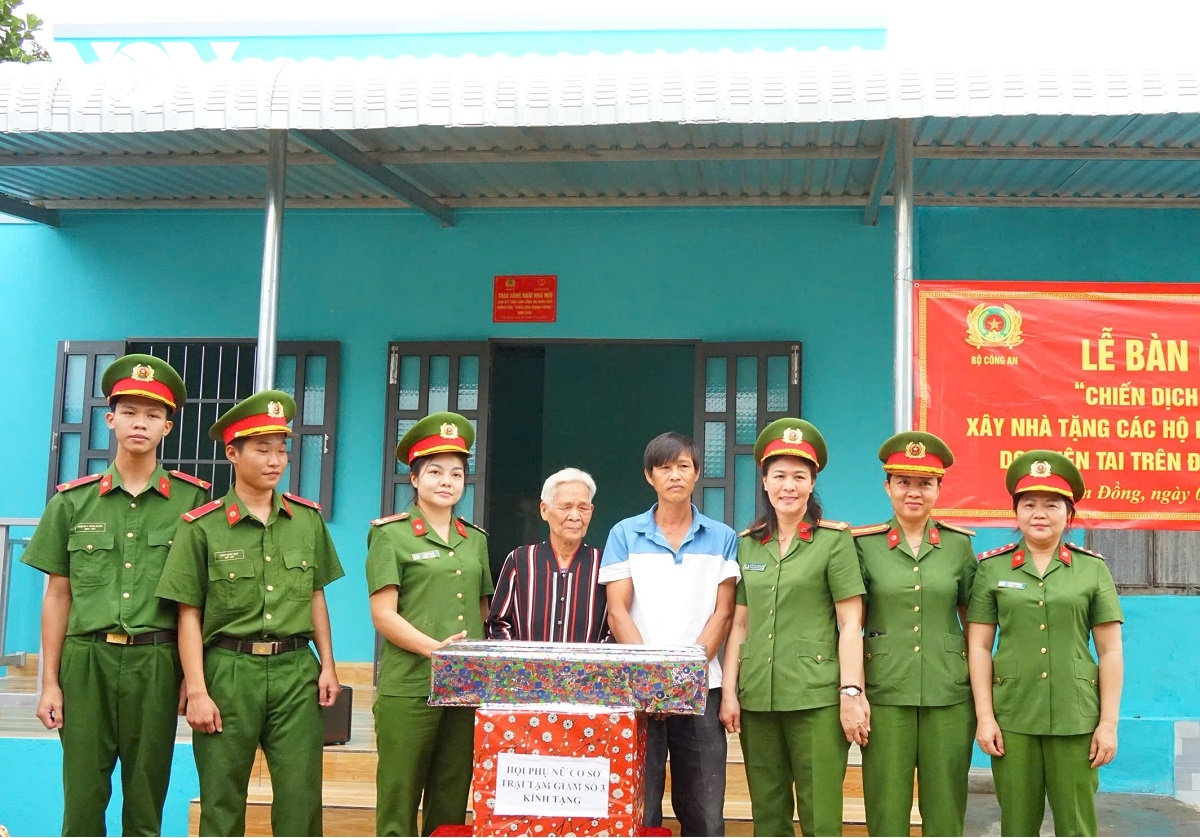 bàn giao nhà cho người dân trong chiến dịch quang trung ở tỉnh lâm Đồng hình ảnh 1 ban giao nha cho nguoi dan trong chien dich quang trung o tinh lam Dong hinh anh 1