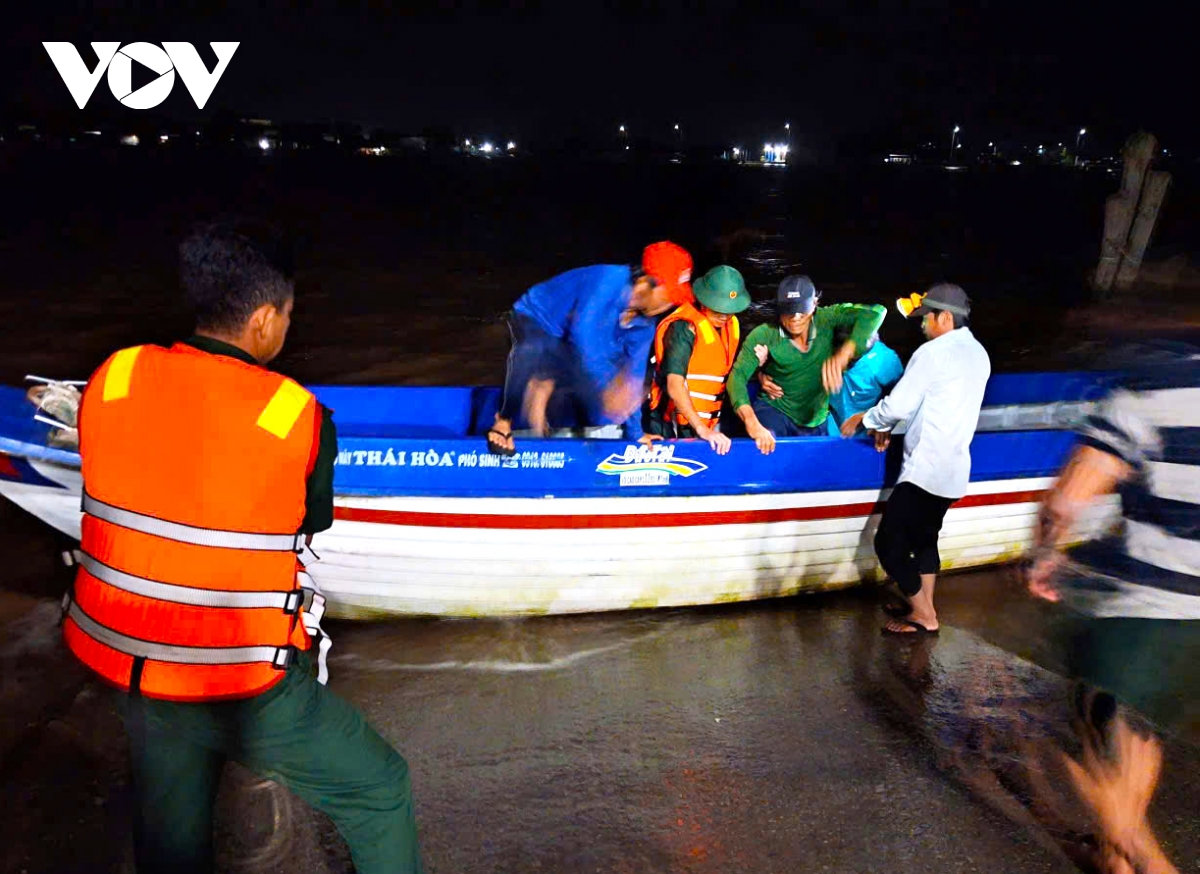 Đồn biên phòng gành hào cà mau kịp thời đưa thuyền viên bệnh nặng vào bờ cấp cứu hình ảnh 2 Don bien phong ganh hao ca mau kip thoi dua thuyen vien benh nang vao bo cap cuu hinh anh 2