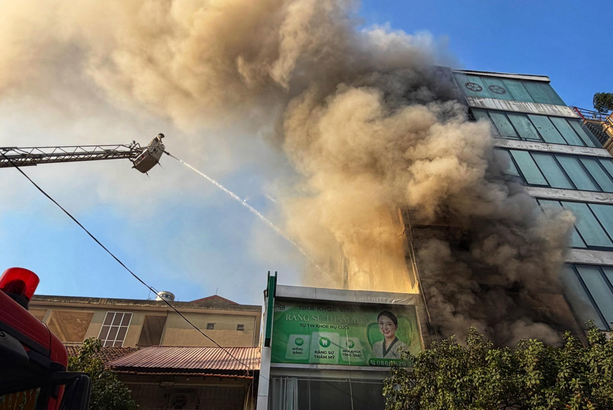 hà nội cháy nhà 7 tầng phố lê lợi, nghẹt thở khoảnh khắc cứu người mắc kẹt hình ảnh 2 ha noi chay nha 7 tang pho le loi, nghet tho khoanh khac cuu nguoi mac ket hinh anh 2