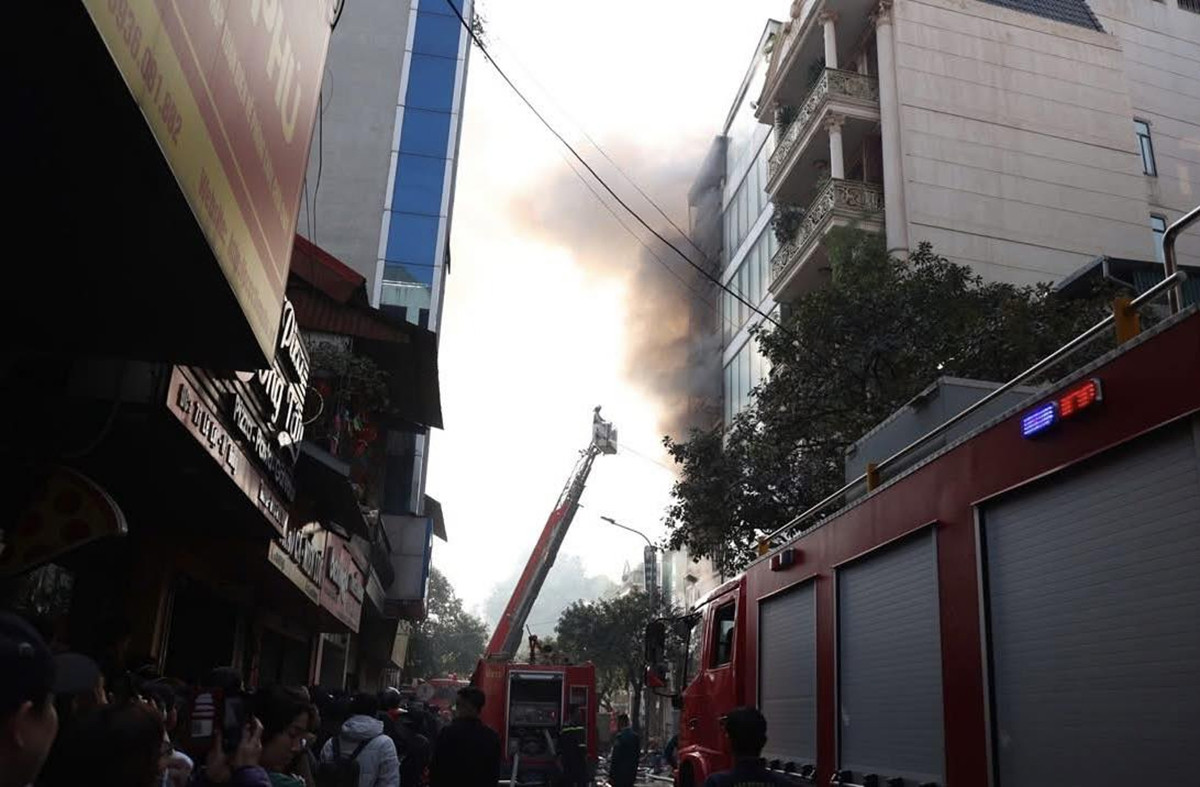 hà nội cháy nhà 7 tầng phố lê lợi, nghẹt thở khoảnh khắc cứu người mắc kẹt hình ảnh 3 ha noi chay nha 7 tang pho le loi, nghet tho khoanh khac cuu nguoi mac ket hinh anh 3