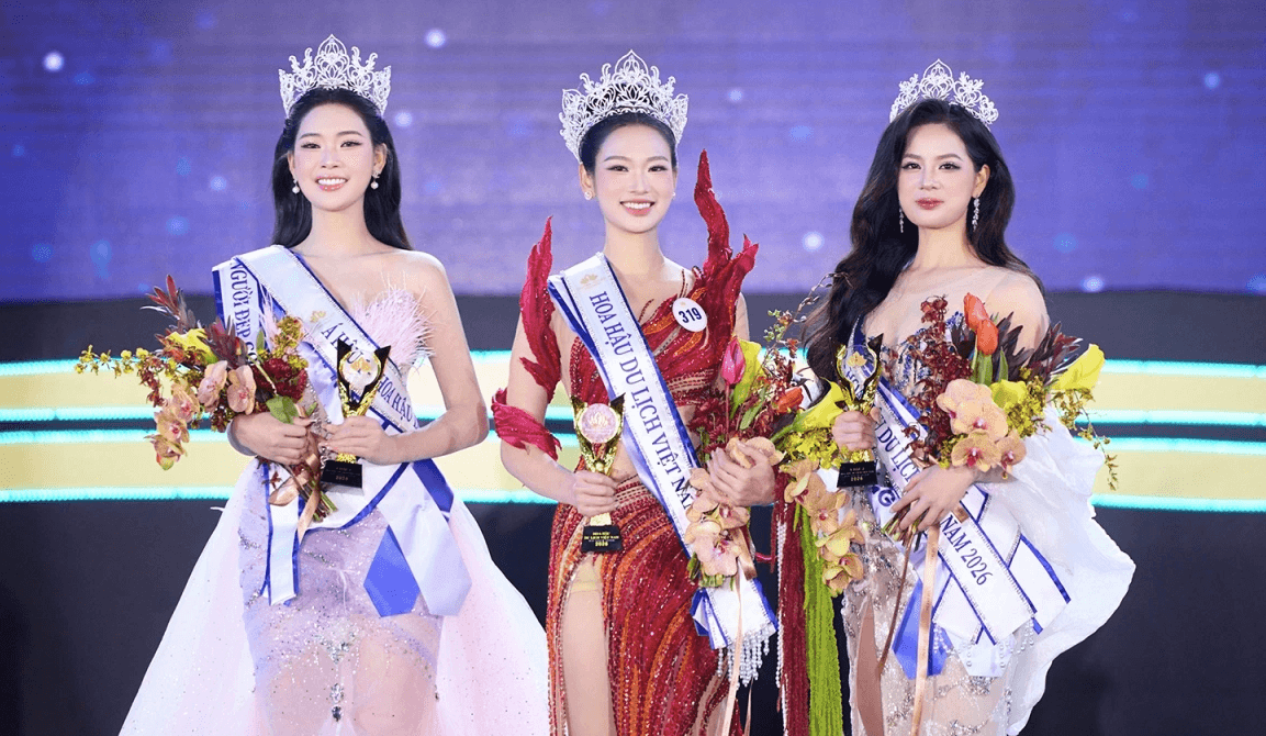 Nguyễn Phương Linh (giữa) đăng quang Hoa hậu Du lịch Việt Nam 2026.
