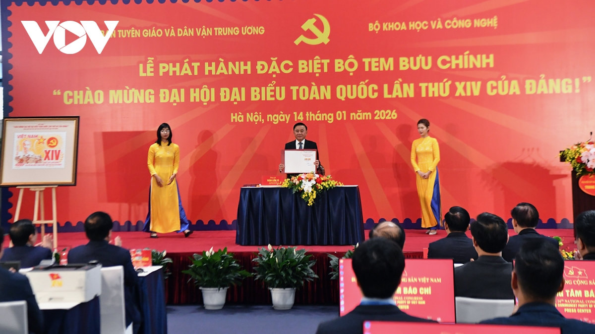 lanh dao Dang, nha nuoc tham quan trien lam va le phat hanh tem chao mung Dai hoi hinh anh 9