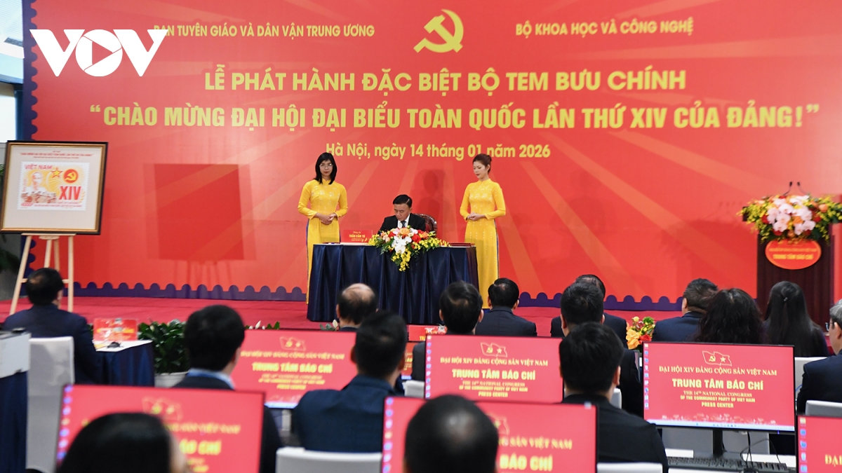 lanh dao Dang, nha nuoc tham quan trien lam va le phat hanh tem chao mung Dai hoi hinh anh 8